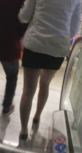 包臀肉丝高跟少女穿这么少肯定很冷吧