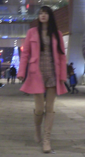 粉色外套清纯靓丽小妹
