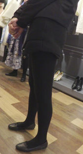 美女导购的纤细大长腿