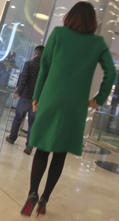 商场里的黑丝高跟纤细美腿少妇