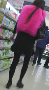 这妹子真是要关注度不要温度啊，穿那么少