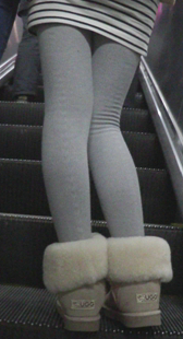 乘车的两个学生妹