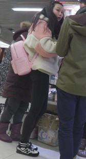 黑色紧身裤学生妹跟男友一起逛商场