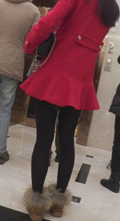 红色大衣黑丝美少女