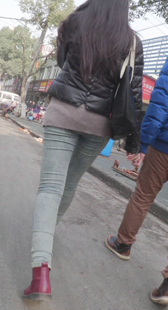 两个高挑丰满的紧牛少女