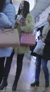 美颜少女跟姐妹一起逛街