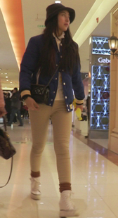 丰满紧身裤美少女