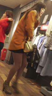 商场里的两个薄丝少女