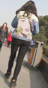 两个黑色紧身裤美腿