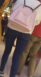 极品蓝牛美腿少女，臀部丰满诱人