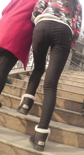 极品紧身裤美腿少女两次过天桥，翘臀很诱人