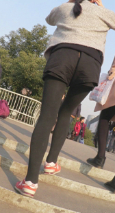 极品热裤灰丝美腿妞，真想把热裤上的拉链拉下来