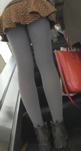 极品灰丝少女笔直的美腿夹的很紧，非常诱人