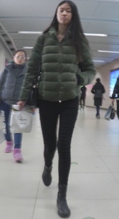 极品紧身裤纤细大长腿少女，长相清纯，腿型非常好