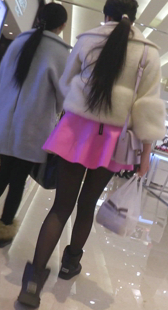 短裙少女的黑丝真是亮眼啊