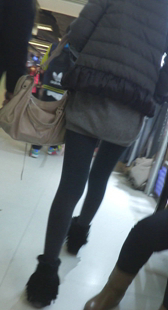 逛街的丝袜少女