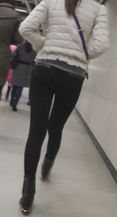 黑色紧身裤少妇的臀缝真宽