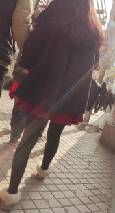 黑丝美腿少女跟男友一起逛街