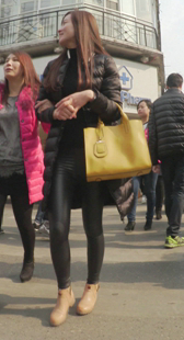 紧身皮裤的三角区域真是诱惑无极限啊