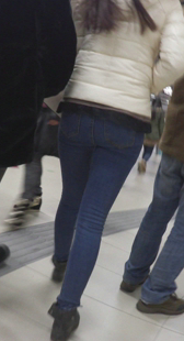 紧致蓝牛少女乘车回家