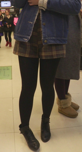 亮黑丝少女买鸡排