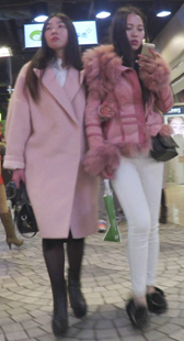 三个各有风韵的白色紧身裤美女