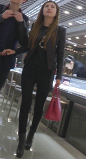 美腿少妇陪男人逛商场