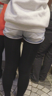 热裤黑丝少女买冰激凌