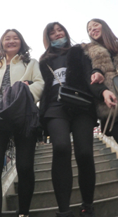 三个黑丝短裙少女一起逛街，难得一遇啊