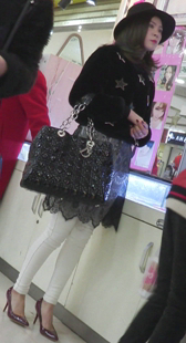 两个酒红色高跟纤细美腿少妇