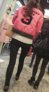 极品紧身裤纤细美腿少女，宽臀不是一般的诱人啊，欲望强！