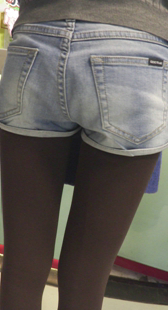 极品热裤丝袜美女，近距离感受美腿的诱惑