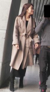 气质美女跟男友一起逛小吃街