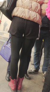 逛街的几个黑色打底裤妹子