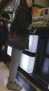 三个灰丝美腿少女