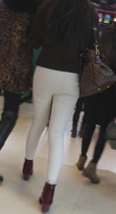 服装城的两个白色紧身裤少妇