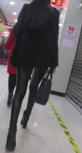 紧身皮裤纤细美腿大骚货，红唇让人蠢蠢欲动！