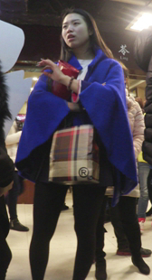 黑丝大长腿配蓝色披肩，美少女很有范