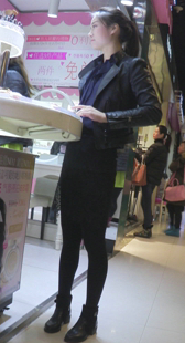 化妆品店员身材长相都很棒啊