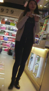 高挑少妇蓝色紧身裤