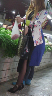 极品高跟少妇很有韵味，美腿非常勾引人