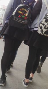 极品黑丝学生妹，笔直美腿真诱人