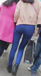 蓝色翘臀美腿少妇