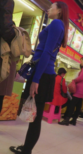 清纯少妇逛美食街