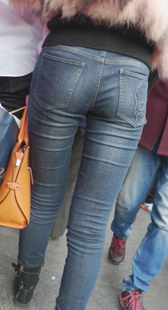 极品紧牛大长腿少女，走路时候翘臀一直在扭