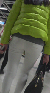 极品紧身白裤翘臀妞，美臀扭的人心痒啊