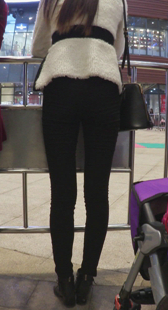 紧身裤少妇身材恢复真好