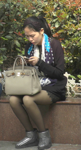 等闺蜜的丝袜美腿少妇