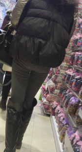 灰色紧身裤少女