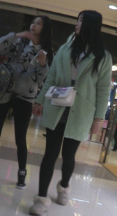 极品少女身材真棒，紧身裤臀缝诱人